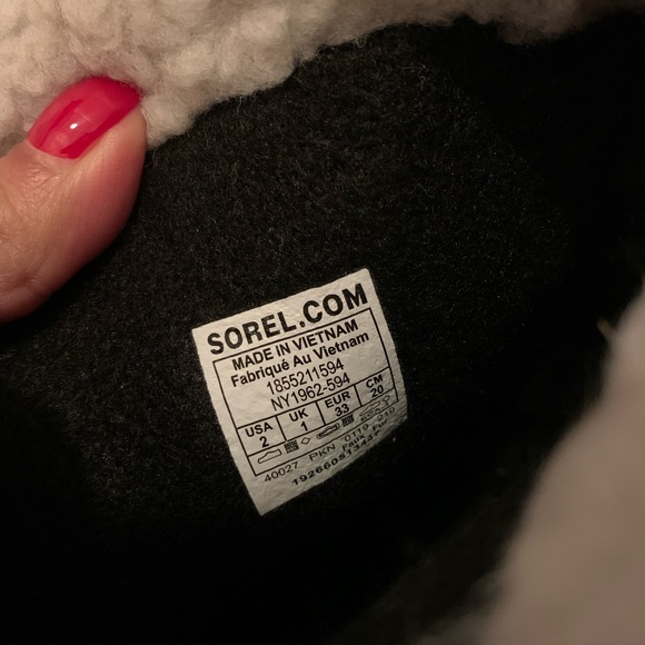 Kids-SOREL Snow boots in GREAT condition. WITH BOX - Picture 4 of 11